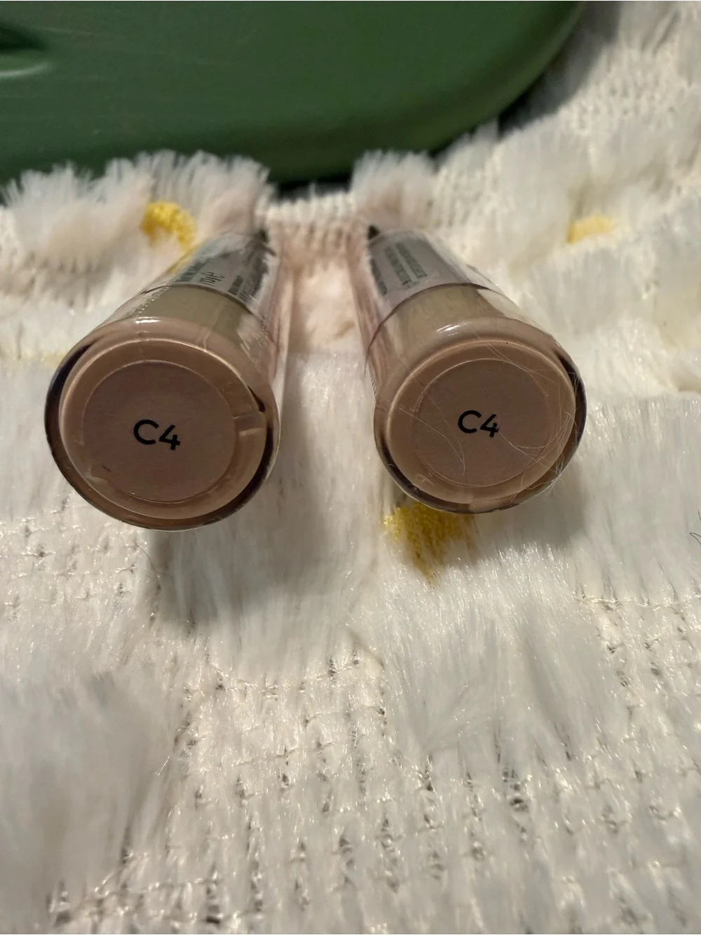 Revolution Conceal & Hydrate Concealer C4 - Natural Beige Duo